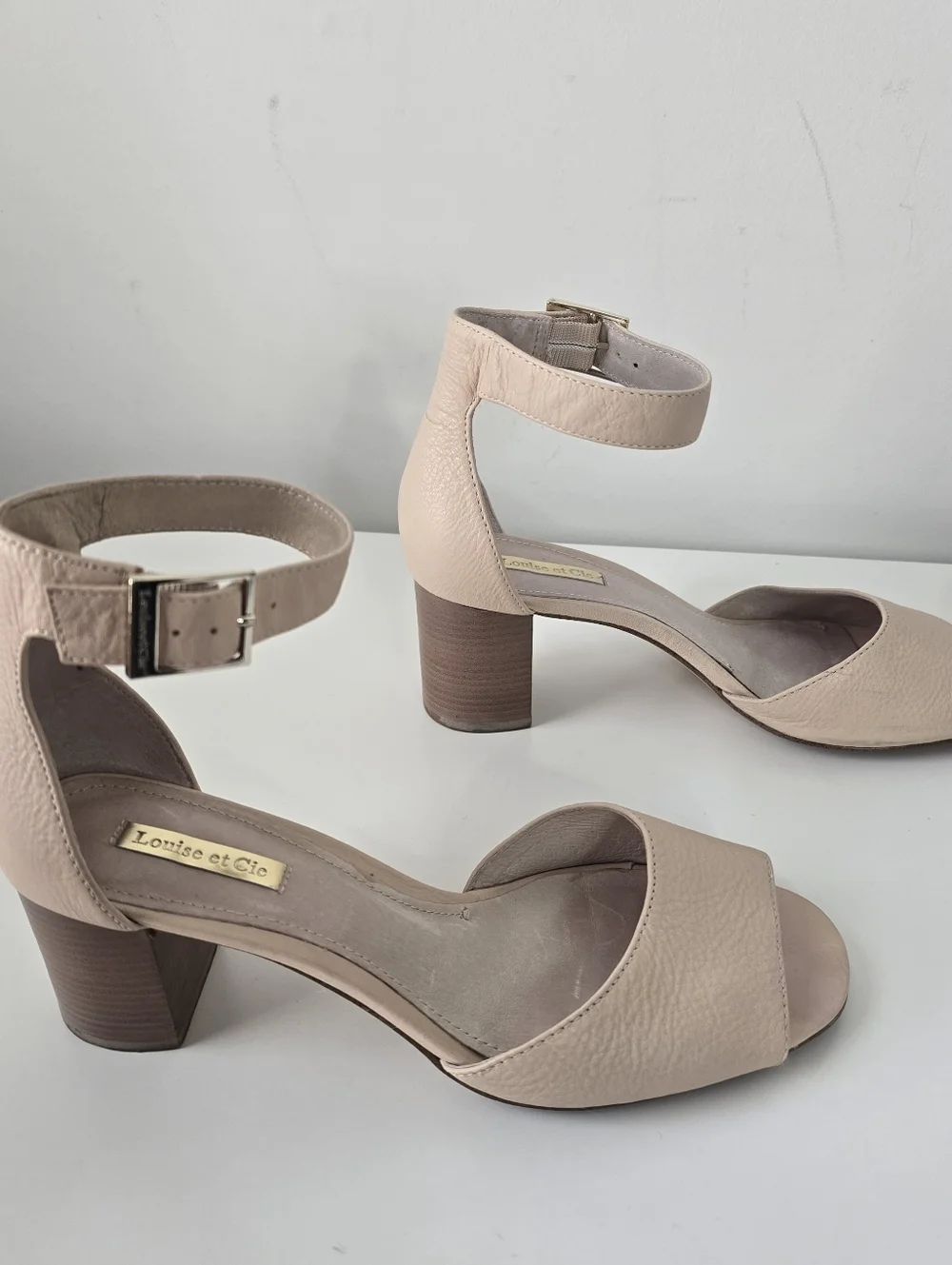 Louise et Cie Karisa Ankle Cuff Sandals Cream Nude Leather 7.5 Block Heel